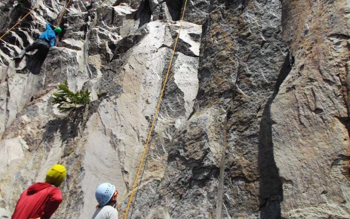 adults learn mountaineering skills in oregon